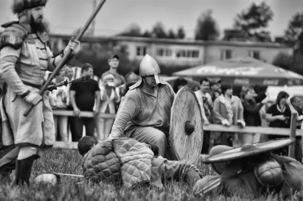 Rosja, Staraya Ladoga 23, 06, 2012 reenactors z tarcze i Sp — Zdjęcie stockowe