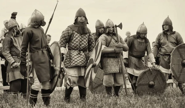 Rusya, Staraya Ladoga 23,06,2012 Kalkanlı ve SP'li Reenactors — Stok fotoğraf