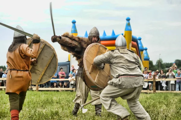 Rússia, Staraya Ladoga 23.06,2012 Reencenadores com escudos e sp — Fotografia de Stock