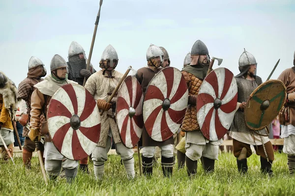 Rússia, Staraya Ladoga 23.06,2012 Reencenadores com escudos e sp — Fotografia de Stock