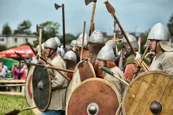 Rosja, Staraya Ladoga 23, 06, 2012 reenactors z tarcze i Sp — Zdjęcie stockowe