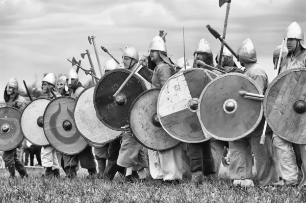 Rusia, Staraya Ladoga 23,06,2012 Reenactoare cu scuturi și sp — Fotografie, imagine de stoc