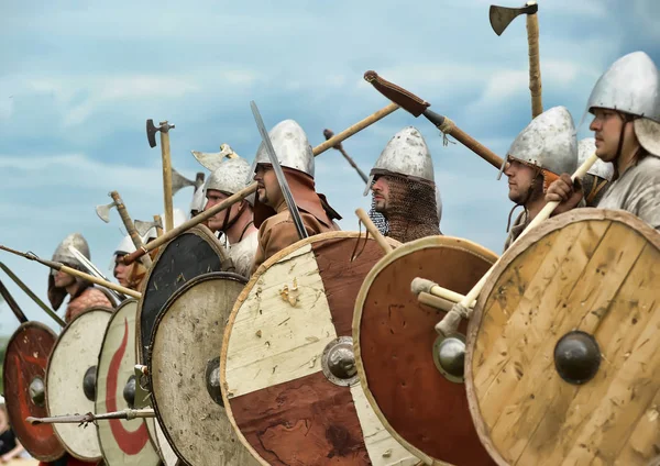 Rússia, Staraya Ladoga 23.06,2012 Reencenadores com escudos e sp — Fotografia de Stock