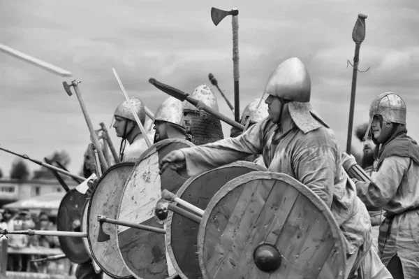 Rússia, Staraya Ladoga 23.06,2012 Reencenadores com escudos e sp — Fotografia de Stock