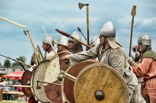 Russia, Staraya Ladoga 23.06,2012 Rievocatori con scudi e sp — Foto Stock