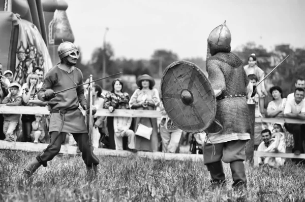 Ryssland, Staraya Ladoga 23, 06, 2012 reenactors med sköldar och SP — Stockfoto