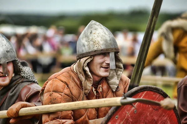 Russia, Staraya Ladoga 23.06,2012 Rievocatori con scudi e sp — Foto Stock