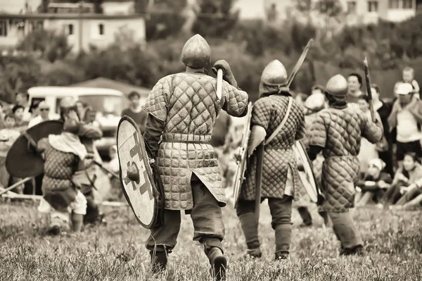 Rusland, Staraja Ladoga 23, 06, 2012 Reenactors met schilden en SP — Stockfoto