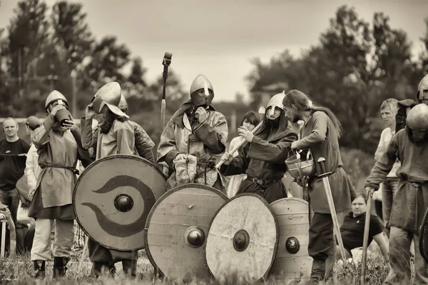 Russia, Staraya Ladoga 23.06,2012 Rievocatori con scudi e sp — Foto Stock