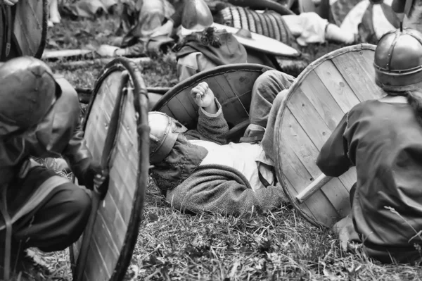 Rosja, Staraya Ladoga 23, 06, 2012 reenactors z tarcze i Sp — Zdjęcie stockowe