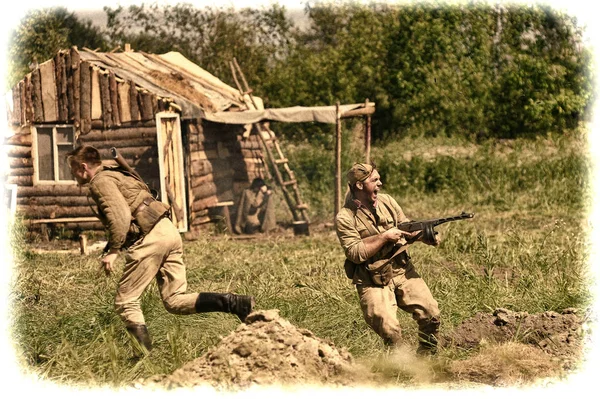 Soldats soviétiques de la Seconde Guerre mondiale pendant la bataille pour le — Photo