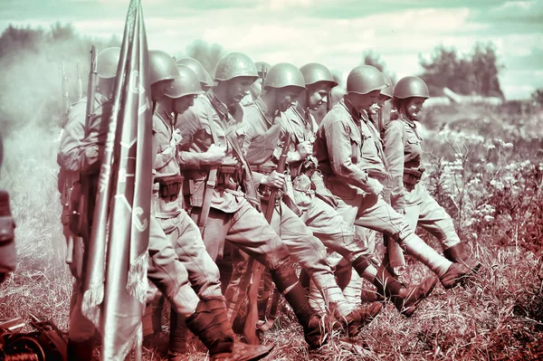Soldats soviétiques de la Seconde Guerre mondiale pendant la bataille pour le — Photo