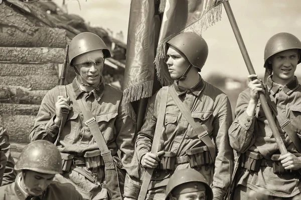 Les soldats soviétiques de la Seconde Guerre mondiale sur la reconstruction de — Photo