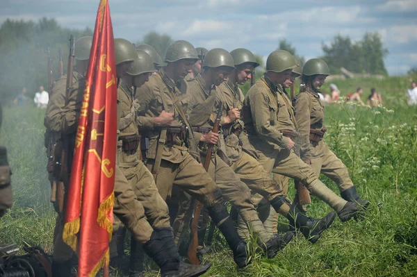 Soviet soldiers of the Second World War during the battle for th — Stock Photo, Image