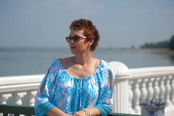 Femme rousse en été avec une coupe de cheveux courte et des lunettes de soleil i — Photo