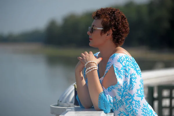 Mujer pelirroja en verano con un corte de pelo corto y gafas de sol i — Foto de Stock