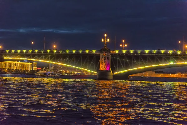 Pont sur la rivière Neva avec éclairage nocturne — Photo