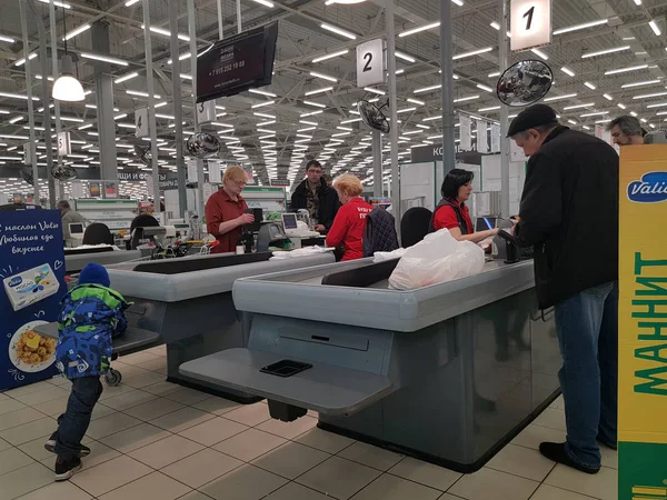 Kopers betalen bij de kassa in de supermarkt — Stockfoto