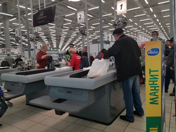 Los compradores pagan en la caja en el supermercado — Foto de Stock
