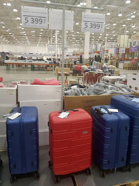 Suitcases in the store for sale — Stock Photo, Image
