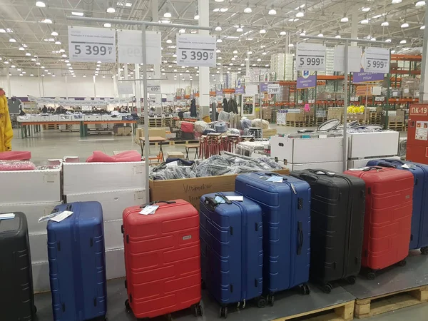 Suitcases in the store for sale — Stock Photo, Image