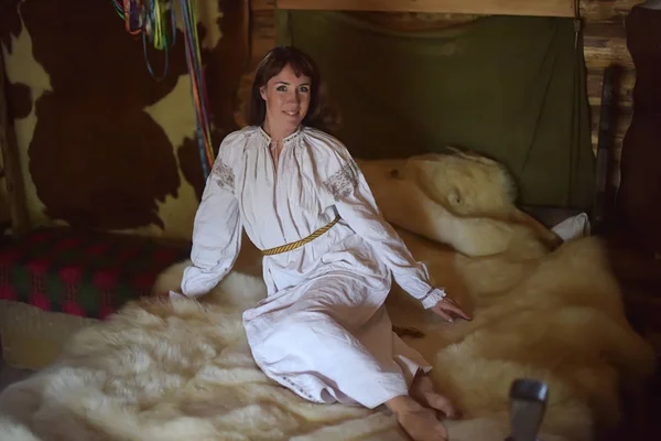 Morena em linho branco camisa antiquada com bordados senta-se — Fotografia de Stock