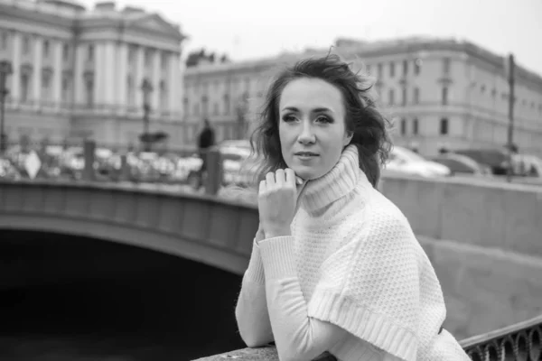 Beautiful woman in white sweater on the embankment — Stock Photo, Image