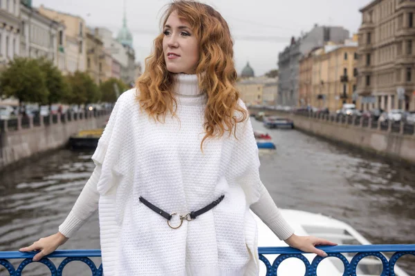 Mooie vrouw in witte trui op de dijk — Stockfoto