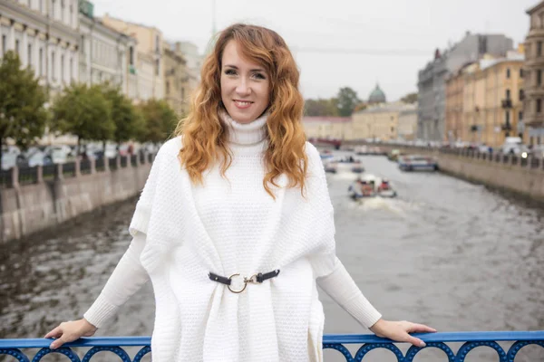 Mooie vrouw in witte trui op de dijk — Stockfoto