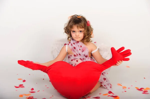 Etrafında gül yaprakları ile Beyaz Izole Wings ile Cupid ve w — Stok fotoğraf