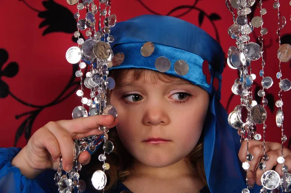 Kleines Mädchen im blauen orientalischen Kostüm — Stockfoto