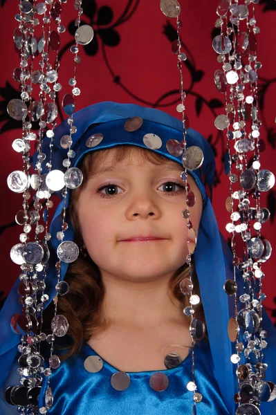 Klein meisje in blauwe Oosterse kostuum — Stockfoto