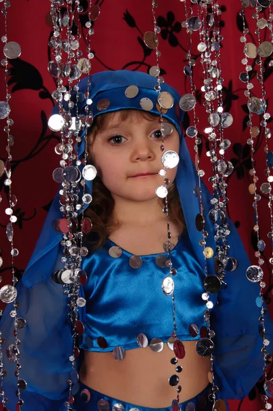 Klein meisje in blauwe Oosterse kostuum — Stockfoto