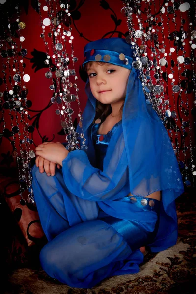 Menina em azul traje oriental — Fotografia de Stock