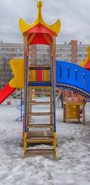 Plac zabaw dla dzieci na dziedzińcu wieżowego budynku i — Zdjęcie stockowe