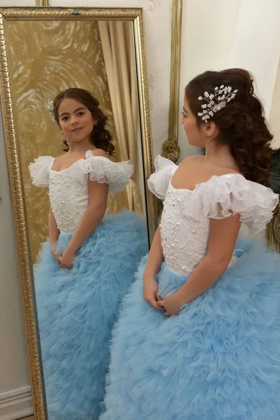 Menina jovem princesa em branco com um vestido azul e grampo de cabelo em bl — Fotografia de Stock