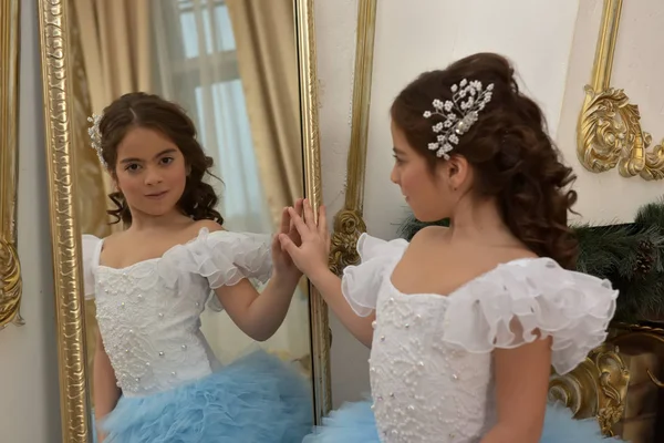 Chica joven princesa en blanco con un vestido azul y horquilla en bl — Foto de Stock