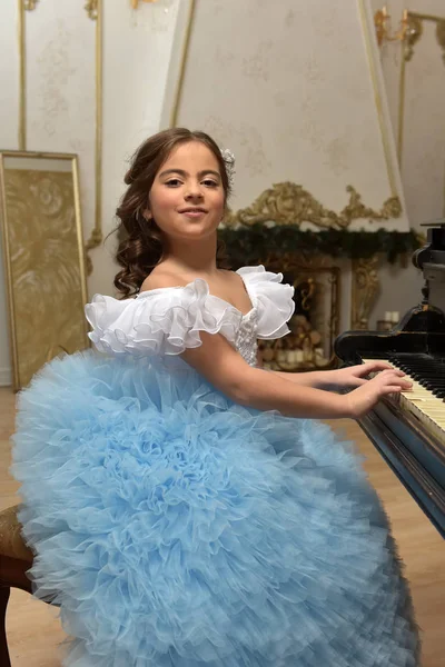 Menina jovem princesa em branco com um vestido azul e um barrette em — Fotografia de Stock