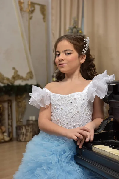 Menina jovem princesa em branco com um vestido azul e um barrette em — Fotografia de Stock