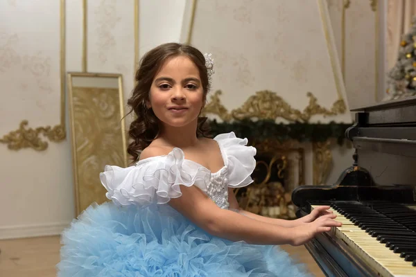 Lány fiatal hercegnő, fehér, kék ruhában, és egy hajcsat a — Stock Fotó