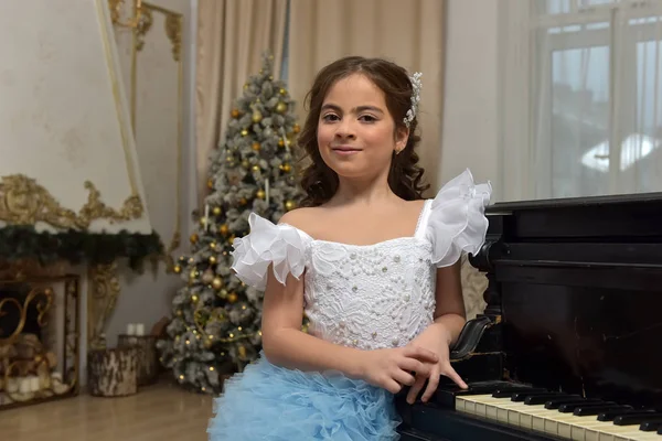 Fille jeune princesse en blanc avec une robe bleue et une barrette en — Photo