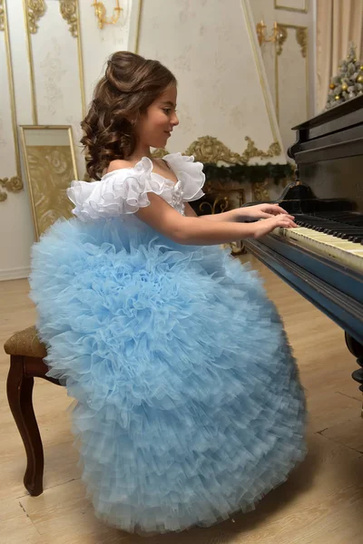 女孩年轻的公主在白色与蓝色礼服和巴雷特 — 图库照片