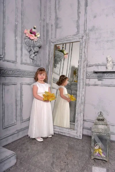 Komik bir yüz ifadesi ve büyük bir beyaz elbiseli bir kız — Stok fotoğraf