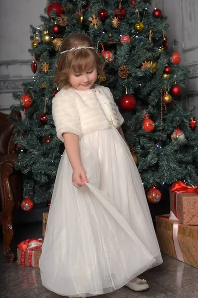 Beyaz elbise li bir kız ve kürk manto beyaz bir dr dönüyor — Stok fotoğraf