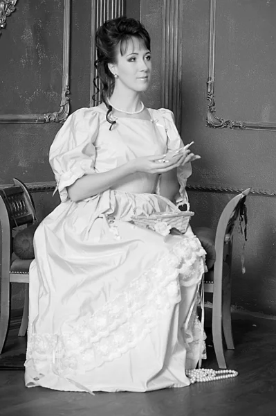 Викторианское винтажное фото женщины внутри, сепия — стоковое фото