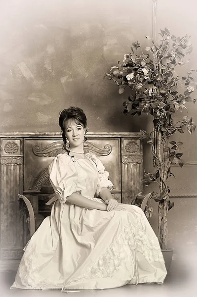 Βικτοριανή vintage φωτογραφία μιας γυναίκας στο εσωτερικό, σέπια — Φωτογραφία Αρχείου
