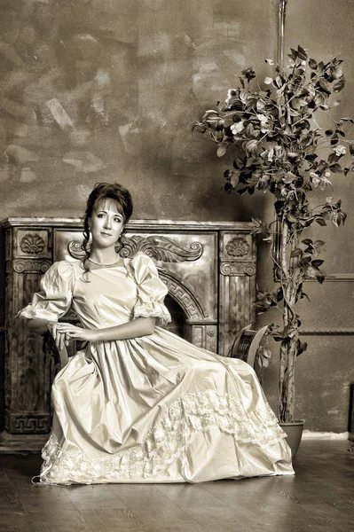 Викторианское винтажное фото женщины внутри, сепия — стоковое фото