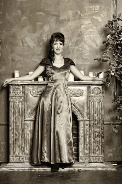 Вікторіанський Vintage фото жінки в інтер'єрі, сепія — стокове фото