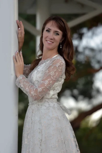 Uma mulher de vestido branco no parque no mirante — Fotografia de Stock