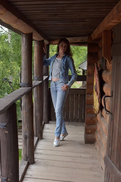 Vrouw in jeans en een spijkerjasje. kleding, brunette. — Stockfoto